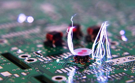 電子設(shè)備類工廠為什么必須穿防靜電安全鞋？